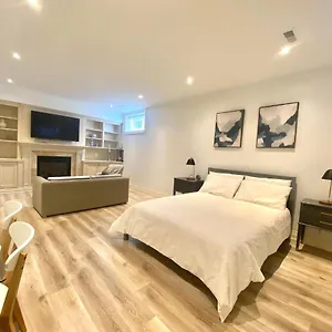 Spacious Bedroom With Living Area And Free Parking In Midtown Toronto
