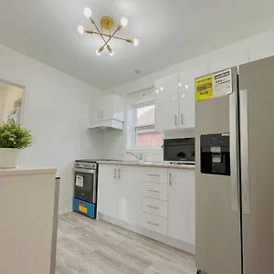2b With Parking, 10km To Downtown Toronto