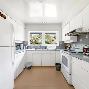 Spacious Bedroom House In With Modern Amenities Guest house Vancouver