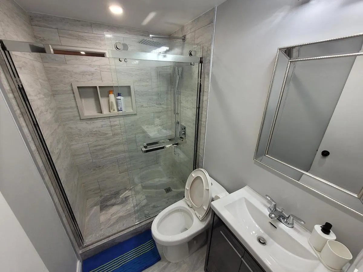 Guest House Basement - Master Bedrooms In Bayview Village Toronto