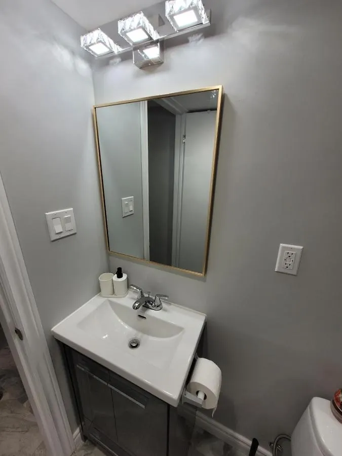 Guest House Basement - Master Bedrooms In Bayview Village Toronto Canada