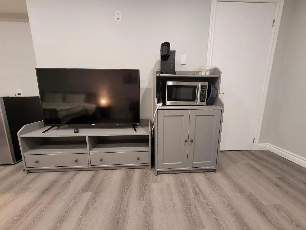 Guest House Basement - Master Bedrooms In Bayview Village Toronto Canada